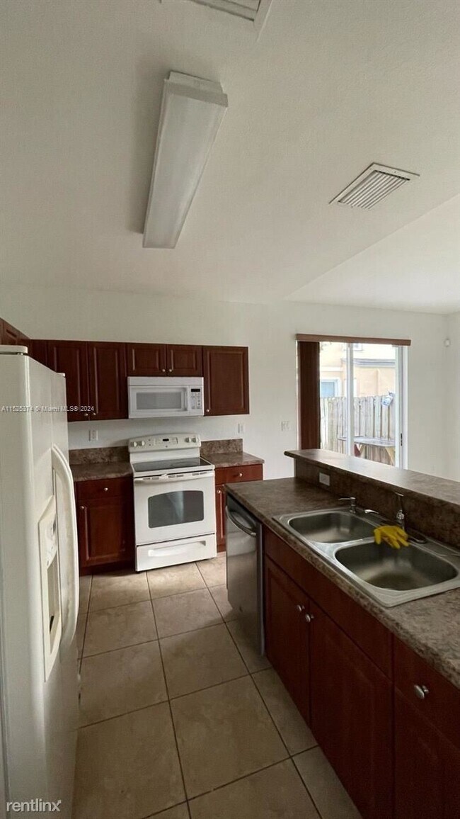 Foto del edificio - 3 br, 3 bath House - 2934 SE 1st Dr Unit 10