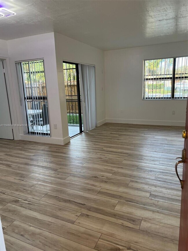 Foto del edificio - 10895 NW 7th St