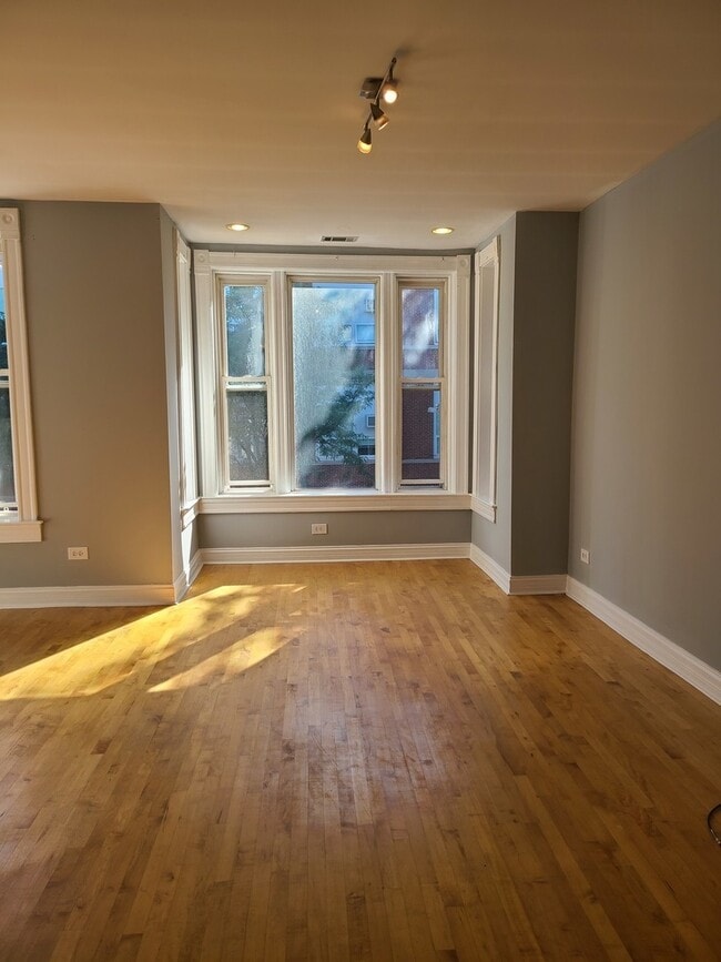Building Photo - 1338 N Claremont Ave