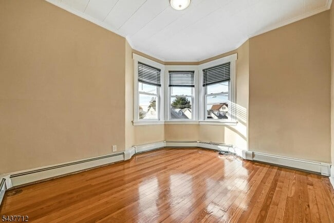 Foto del edificio - 74 Plauderville Ave