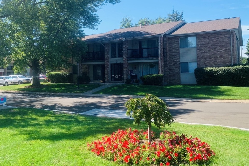 Hanover Court Apartments - 44090 Kings Gate Dr Sterling Heights, MI ...