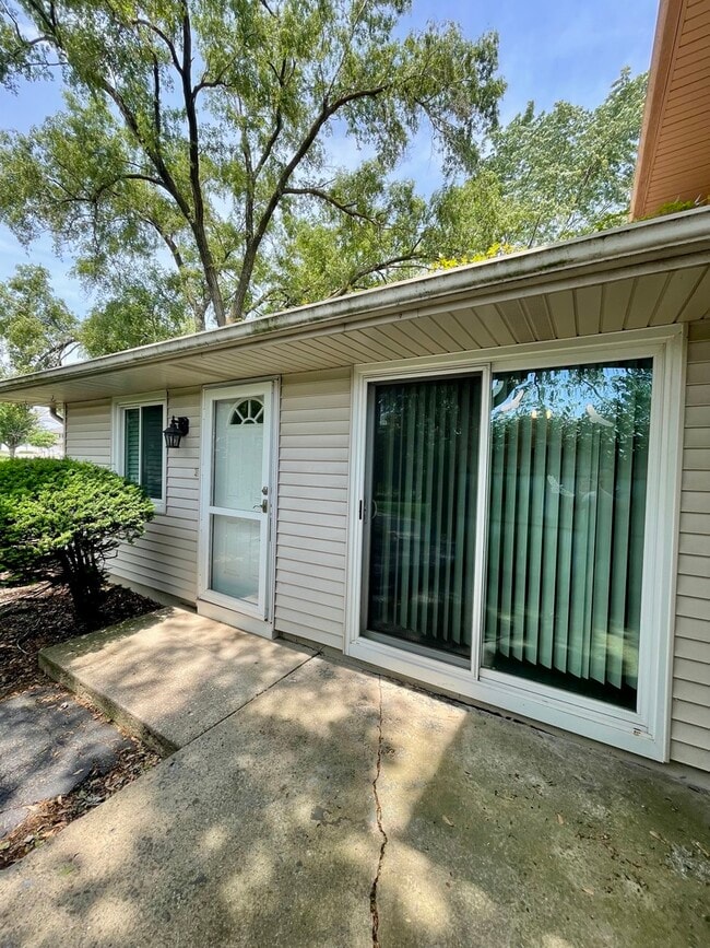 Building Photo - 2367 Carnation Dr