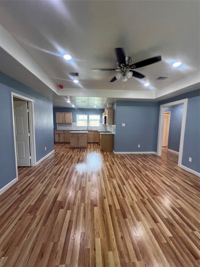 Foto del edificio - 7613 Lady St