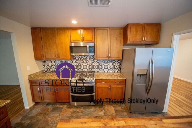 Building Photo - 2074 Silver Lake Way