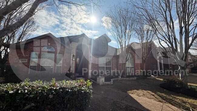 Building Photo - 1899 Kings View Dr
