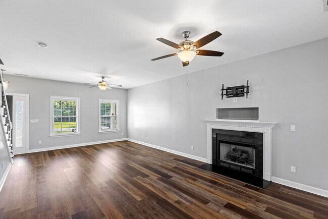 Foto del edificio - 4 Bedroom with Large Lot Available Now!
