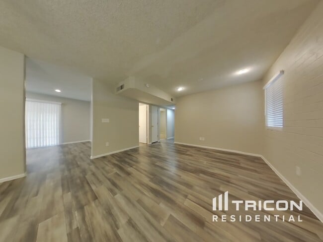 Building Photo - 4241 N 73rd Ln
