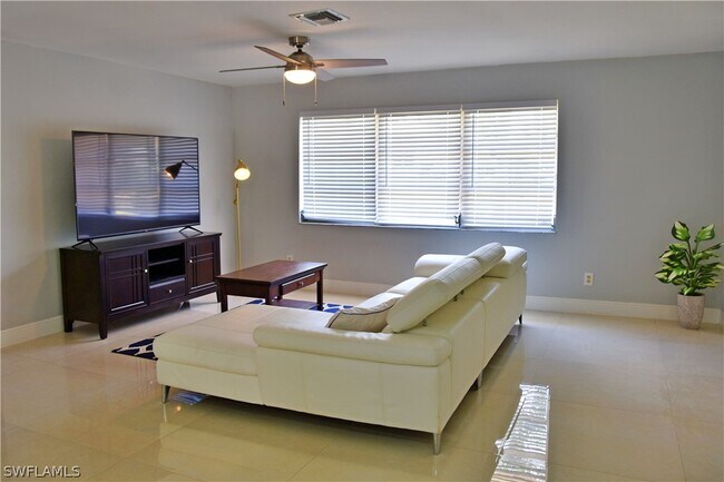 Foto del edificio - 929 N Town and River Dr