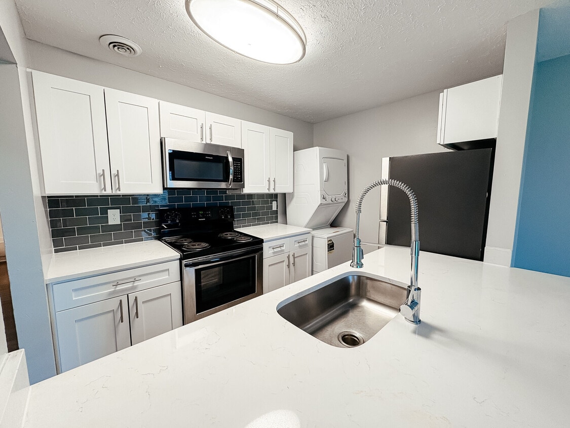 Primary Photo - Spinnaker Court Apartments