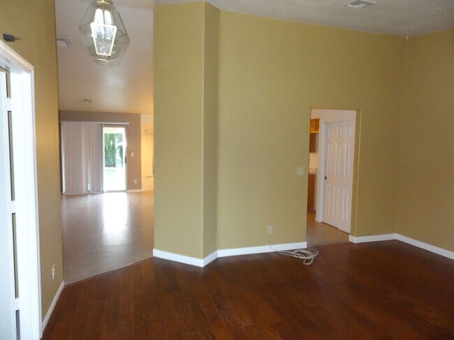 Building Photo - GREAT & AMAZING 4 BEDROOM 2 BATHROOM HOUSE!