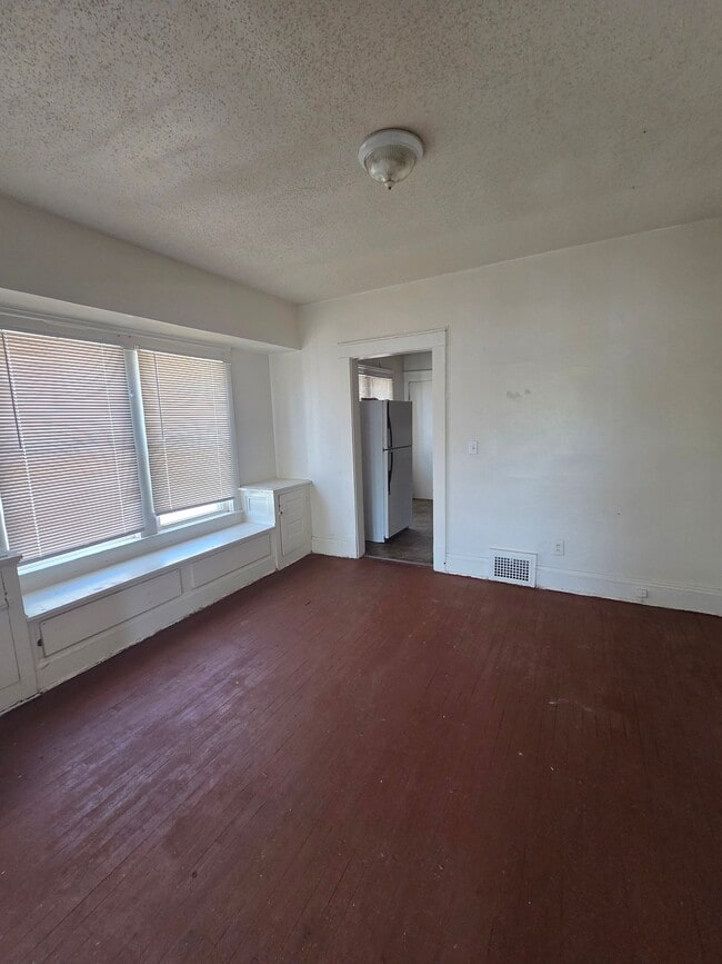 Building Photo - 11807 Honeydale Ave
