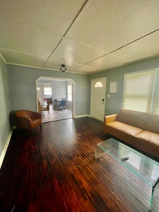 Foto del edificio - Welcome to this stunning 5-bedroom, 2-bath...