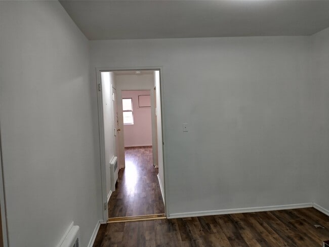 Building Photo - 552 38th St