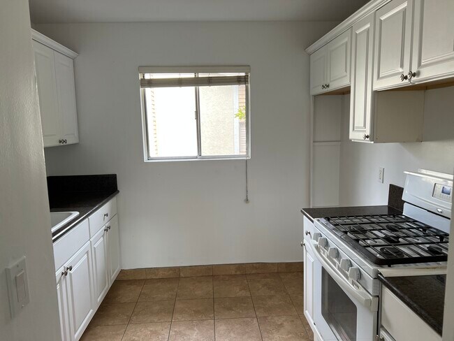 Kitchen - 2005 Rockefeller Ln