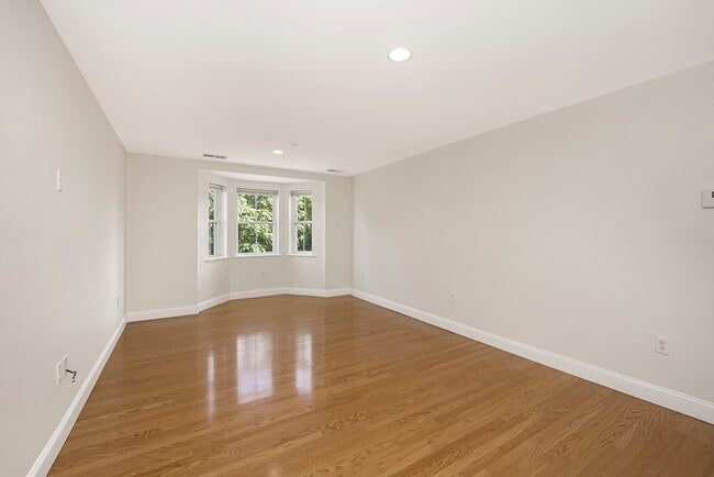 Building Photo - 110 Wyllis Ave