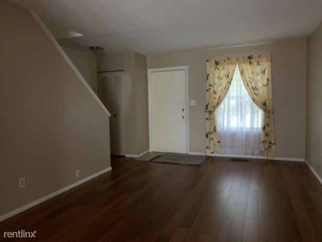 Building Photo - 2 br, 1 bath Townhome - 8717 Sycamore Ave