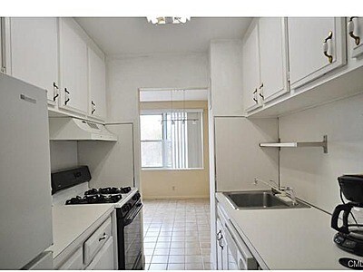 Kitchen - 2625 Park Ave