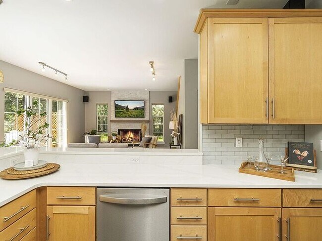 Foto del edificio - This light filled & charming home in a convenient location!