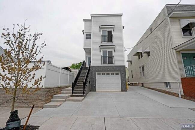 Building Photo - 704 Warren St