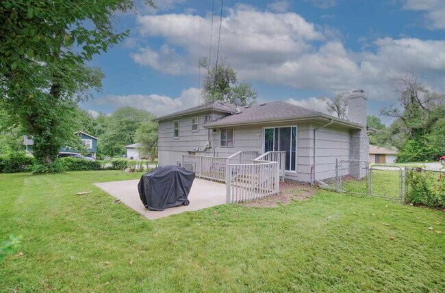 Foto del edificio - Beautiful 3 Bedroom / 1.5 Bath *Large Corner Lot* 2 Car Garage
