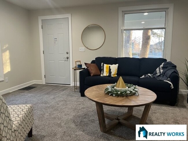 Building Photo - Quaint Updated House for Rent