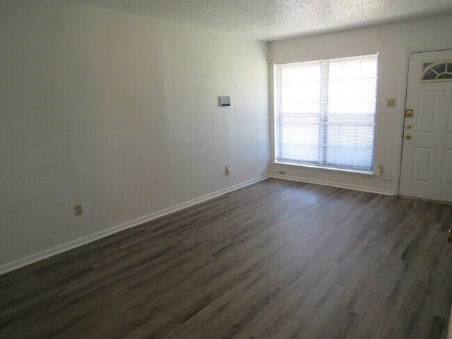 Foto del edificio - "Charming 3-Bedroom Home with 2 Full Baths...