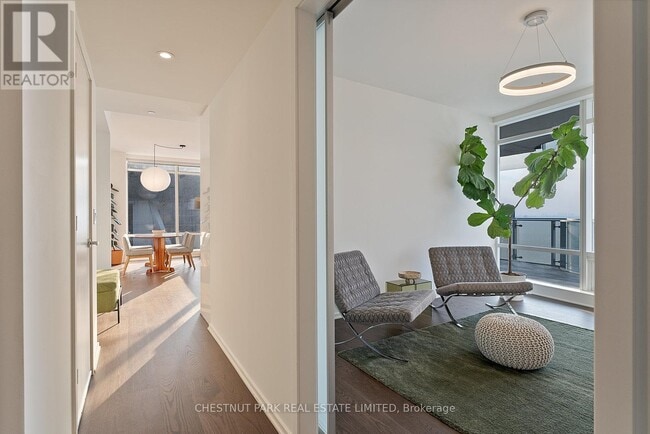 Photo du bâtiment - 1-7001 Bloor St E