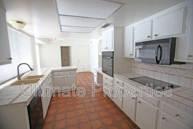 Building Photo - 8702 E Sells Dr