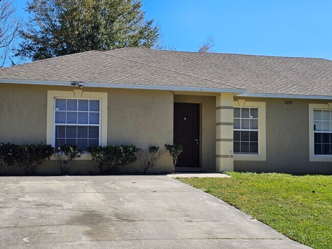 Building Photo - COMING SOON!   CUTE!  3 BEDROOM / 2 BATH - HALF DUPLEX (DELTONA)