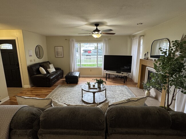 Living room - 1139 Thomas Ave