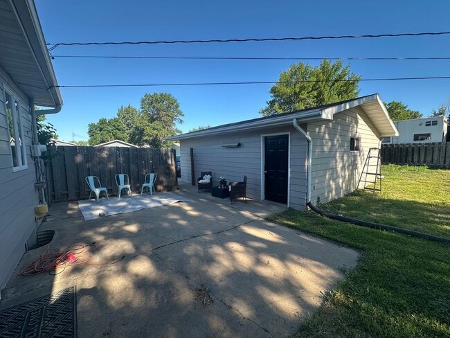 Building Photo - 3 Bedroom Home