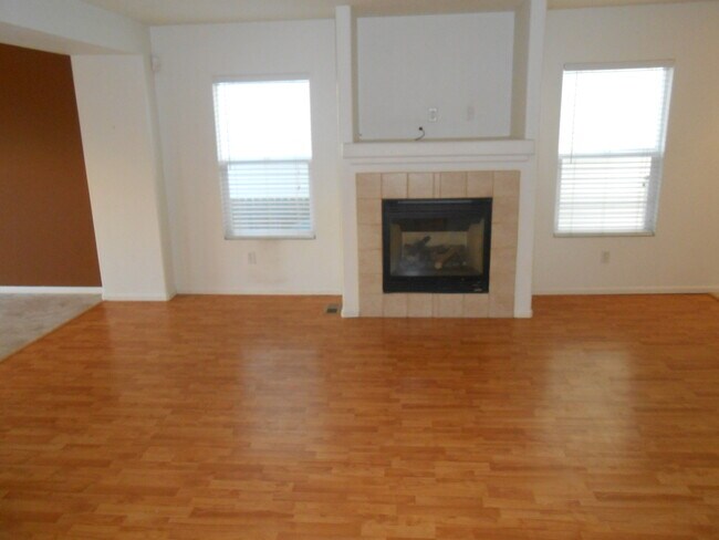 Foto del edificio - Beautiful 3 Bedroom/2.5 Bath Townhome with Attached 2 Car Garage in Northwest Loveland, CO