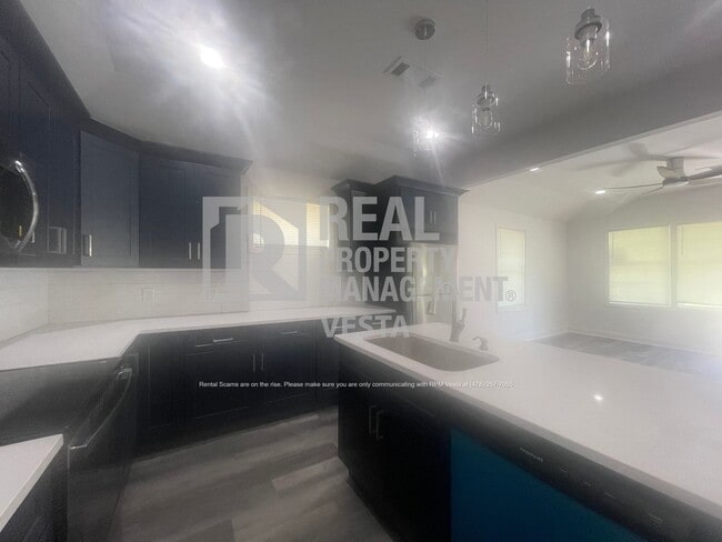 Building Photo - 2349 Berthadale Ave