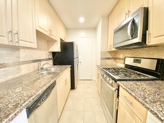 Building Photo - 8569 Burton Way, Los Angeles, CA 90048