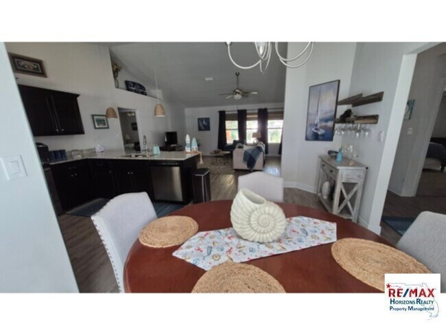 Building Photo - Furnished or Unfurnished Centrally Located Home!