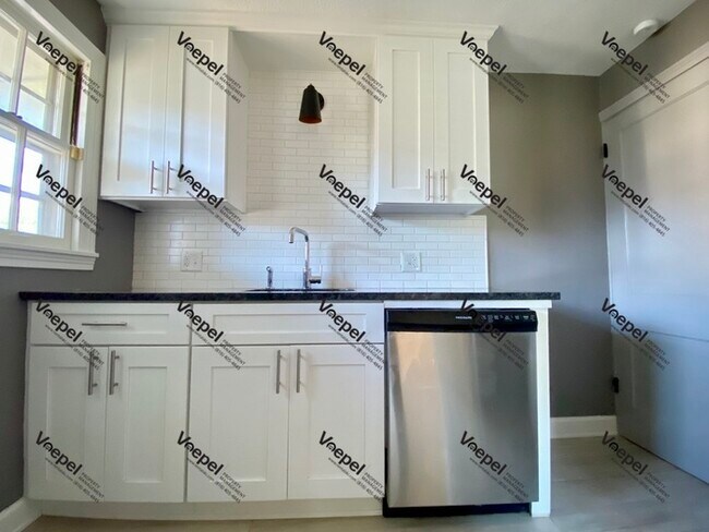 Building Photo - 2 Bedroom 1 Bath Remodeled Brookside Duplex