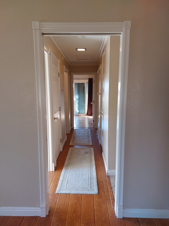 Building Photo - 927 S Downey Pl