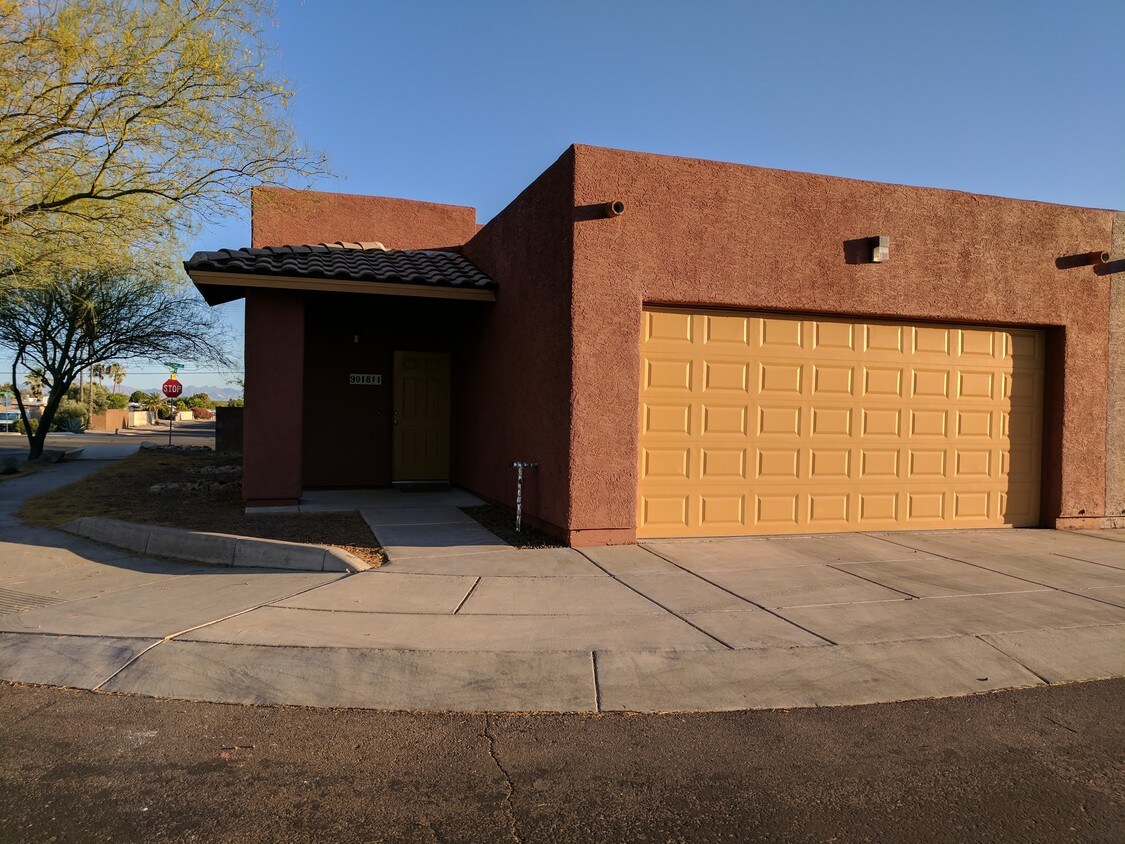 9018 E Spanyard Ct, Tucson, AZ 85710 Townhouse for Rent in Tucson, AZ