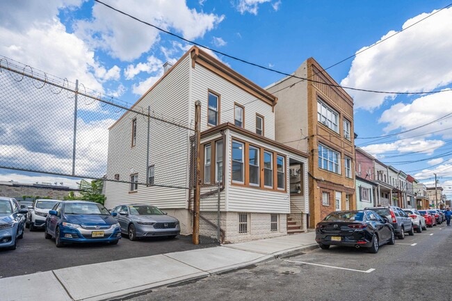 Building Photo - 600 67th St