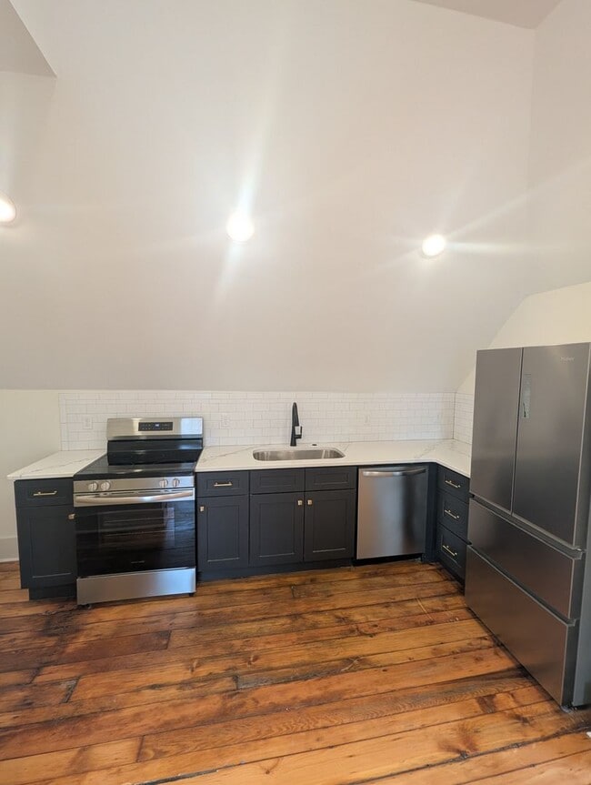 Foto del edificio - Beautifully Renovated 1 Bed, 1 Bath With In-Unit Washer/Dryer and New Appliances