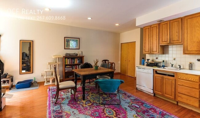 Building Photo - Three Bedroom Graduate Hospital Apartment