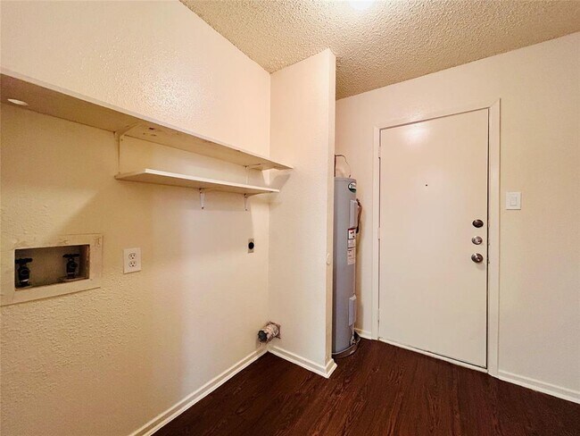 Foto del edificio - 8802 Pineridge Dr