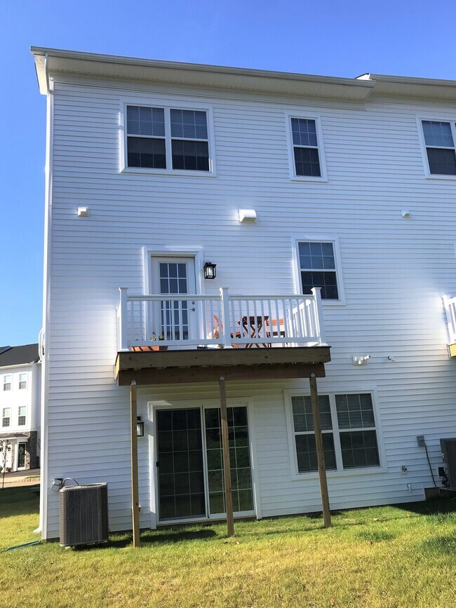Building Photo - 207 Red Leaf Ln