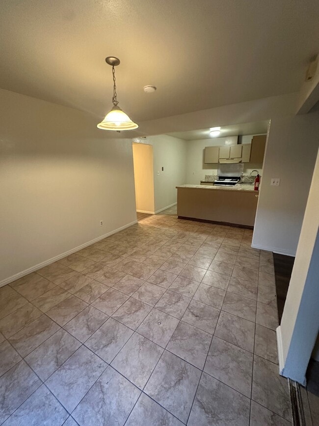 Building Photo - 2740 Mendonca Dr