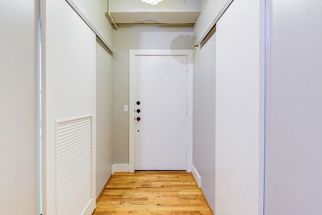 Building Photo - Exceptional 1 bed/1bath loft-style unit in...