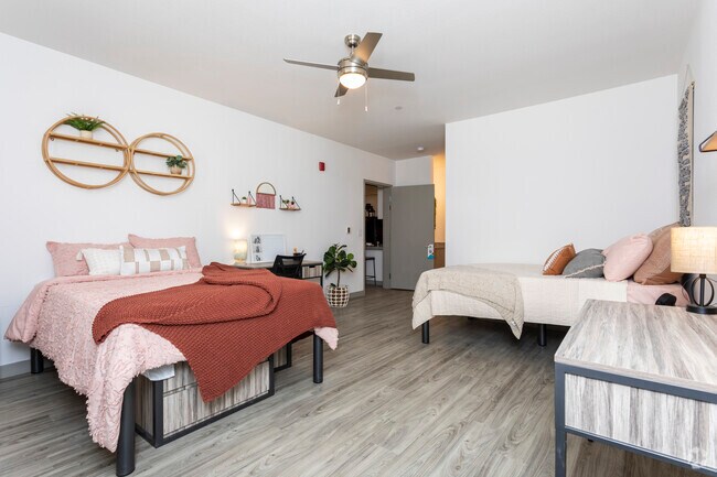 Foto principal - 2980 E Yosemite Ave