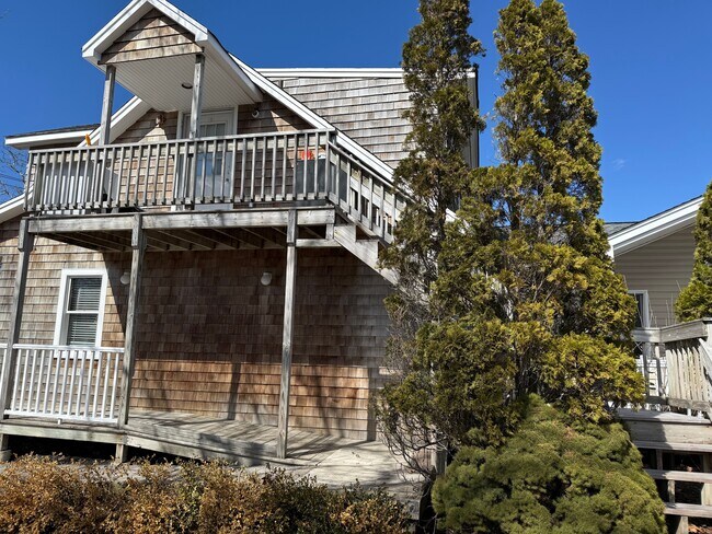 Foto del edificio - 64 Old Riverhead Rd