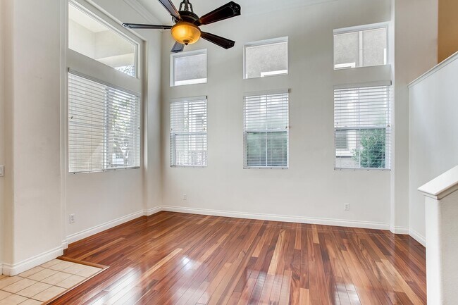 Foto del edificio - Centrally Located 3 Bedroom/ 2.5 Bath Town...