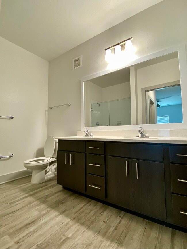 C1 Main Bath - Azalea Bay Apartments