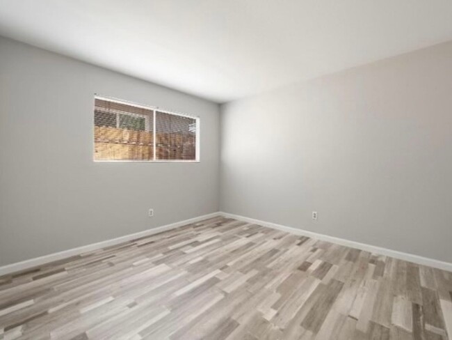 Building Photo - 2 Bedroom  1 bath Duplex in Carmichael